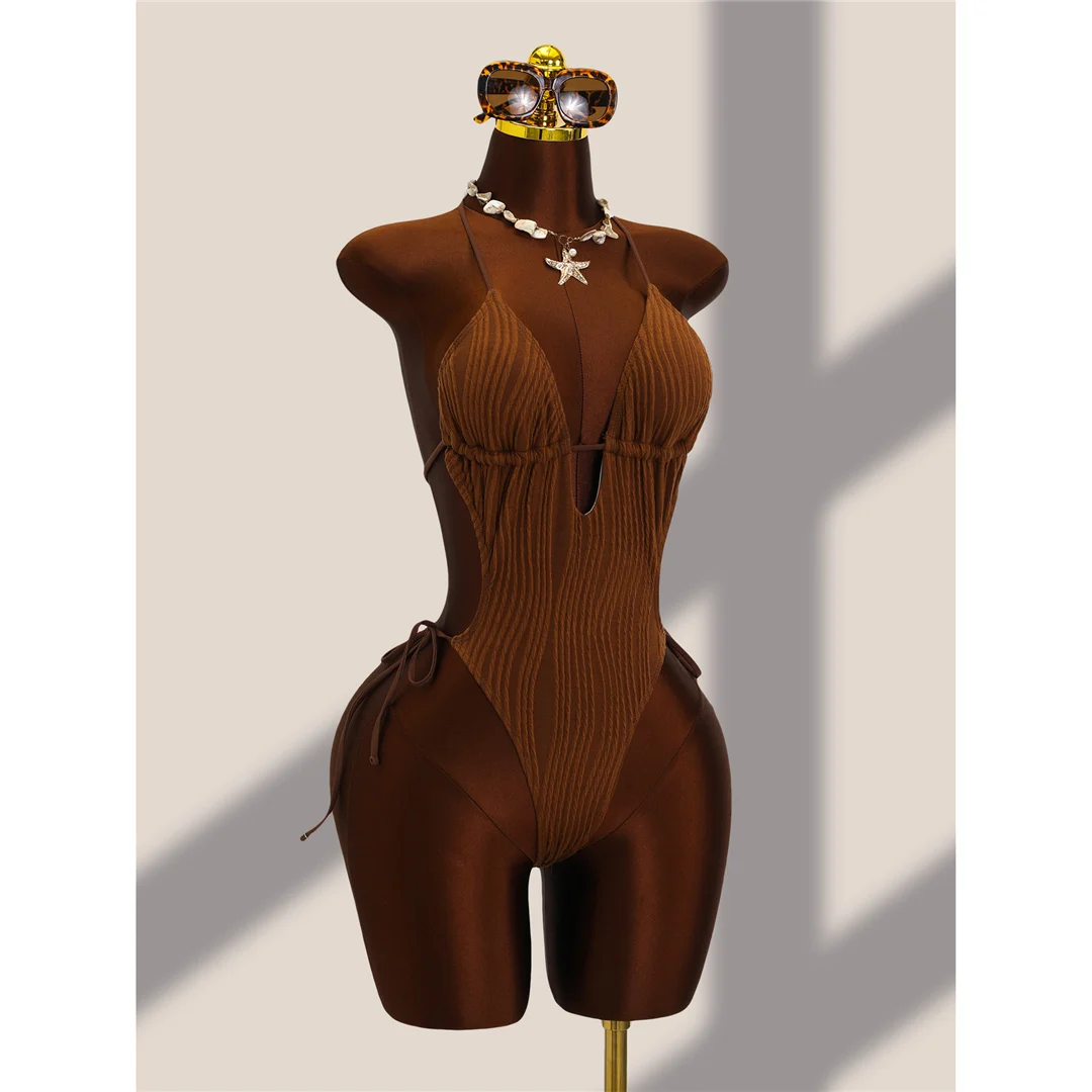 Einteiliger Badeanzug mit tiefem V-Ausschnitt und Neckholder, geraffter Schnitt, Damen-Badebekleidung, rückenfreies Design, hoher Beinausschnitt, gepolstert, Badeanzug, Modell V8343. – Detail 13