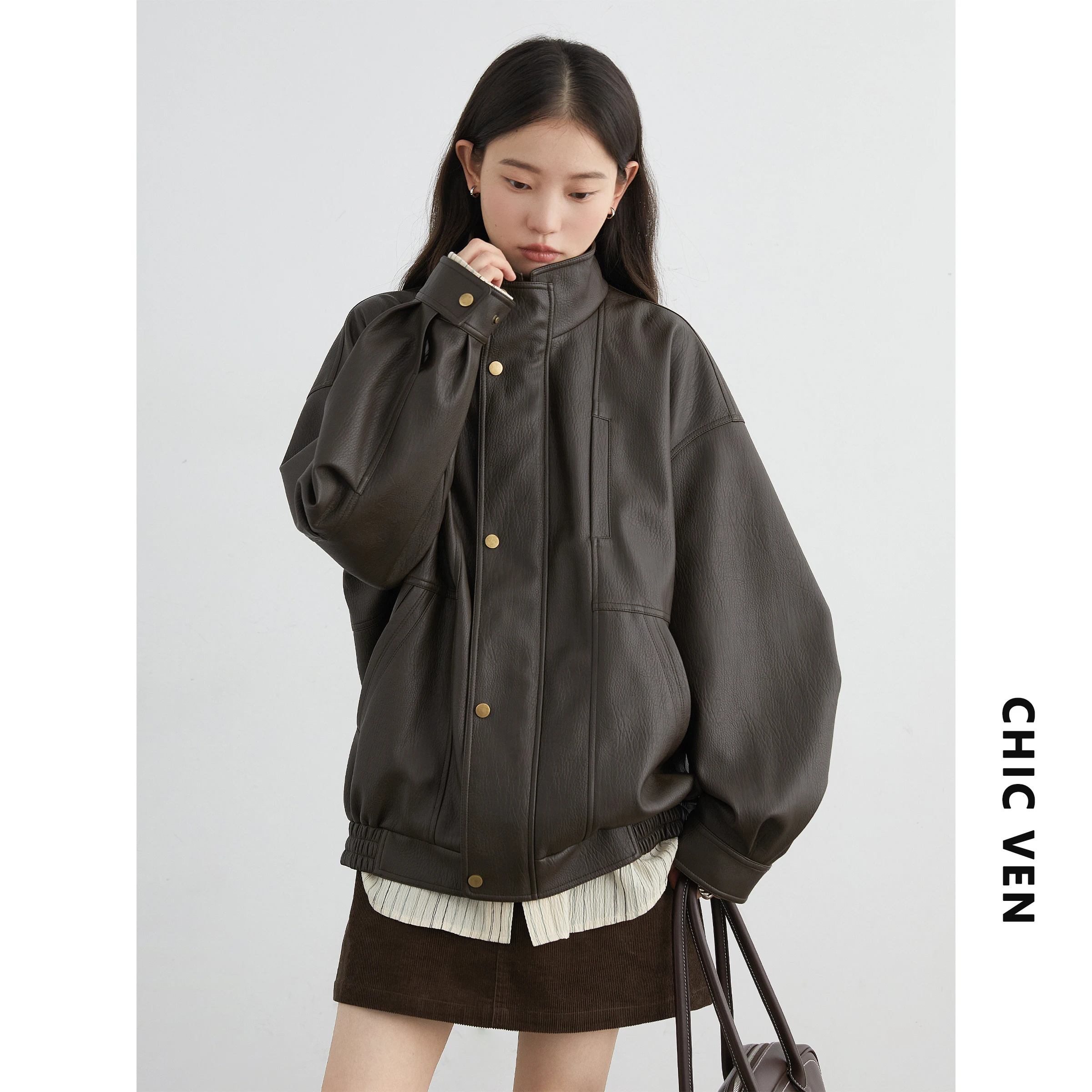 شيك فين المرأة معطف جلد صناعي فضفاض عادية جديدة ريترو يندبروف الوقوف طوق سبليت سترة بولي يوريثان الإناث خريف شتاء 2025 #2