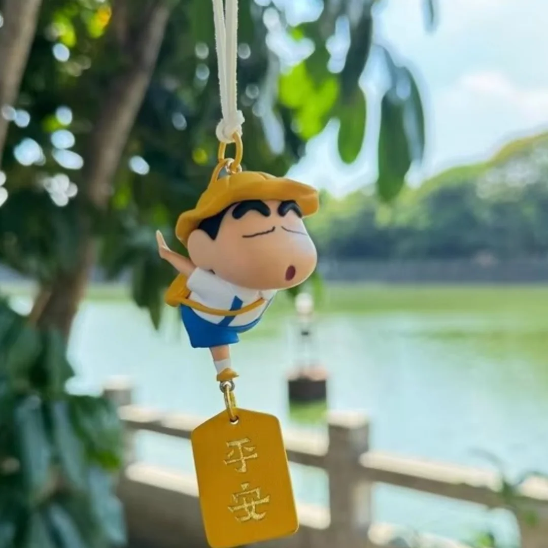 Anime Crayon Shin-Chan Auto-Mittelkonsolen-Anhänger Dekoration Auto-Zubehör Rückspiegel-Anhänger Schlüsselanhänger Cartoon Auto-Geschenk