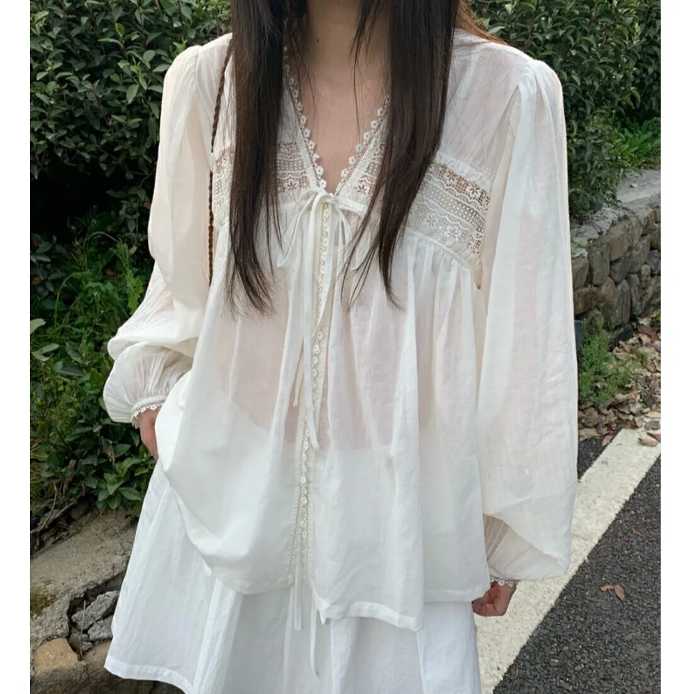 قميص نسائي رقيق للغاية بتطريز كثيف وياقة على شكل V، تصميم كوري منعش للربيع والصيف مع حماية من الشمس