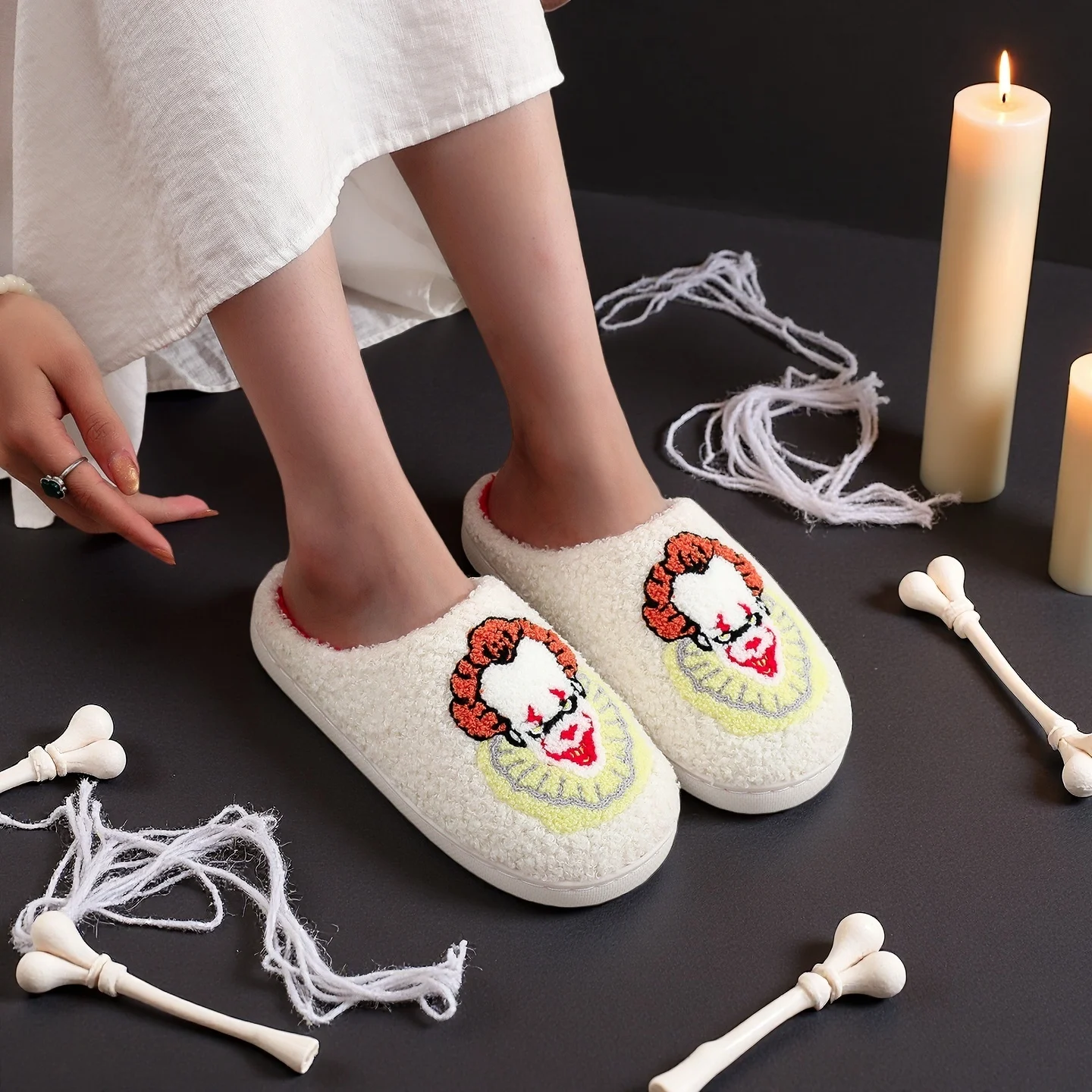 

Пара белых фильмов ужасов с рисунком клоуна, плюшевые домашние удобные меховые тапочки на толстой подошве, персонализированные теплые нескользящие домашние тапочки в стиле панк, подарки на Хэллоуин для мужчин и женщин можно носить слипоны