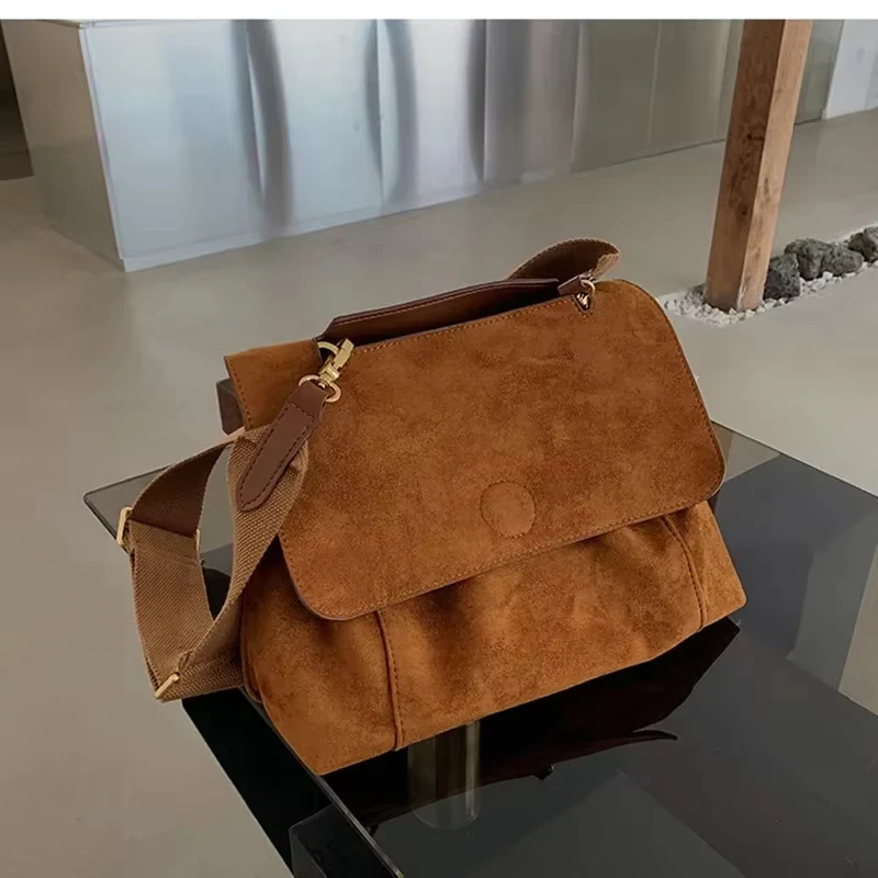 New Vintage Brown Velvet Crossbody Bag for Women Large Capacity Shoulder Bag Stylish and Practical Autumn Winter Messenger Bag