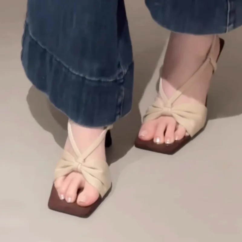 

2025Дизайнерские повседневные женские тапочки на плоской подошве, модные плиссированные женские сандалии, роскошные брендовые вечерние пляжные тапочки с открытым носком, Sandalias Mujer