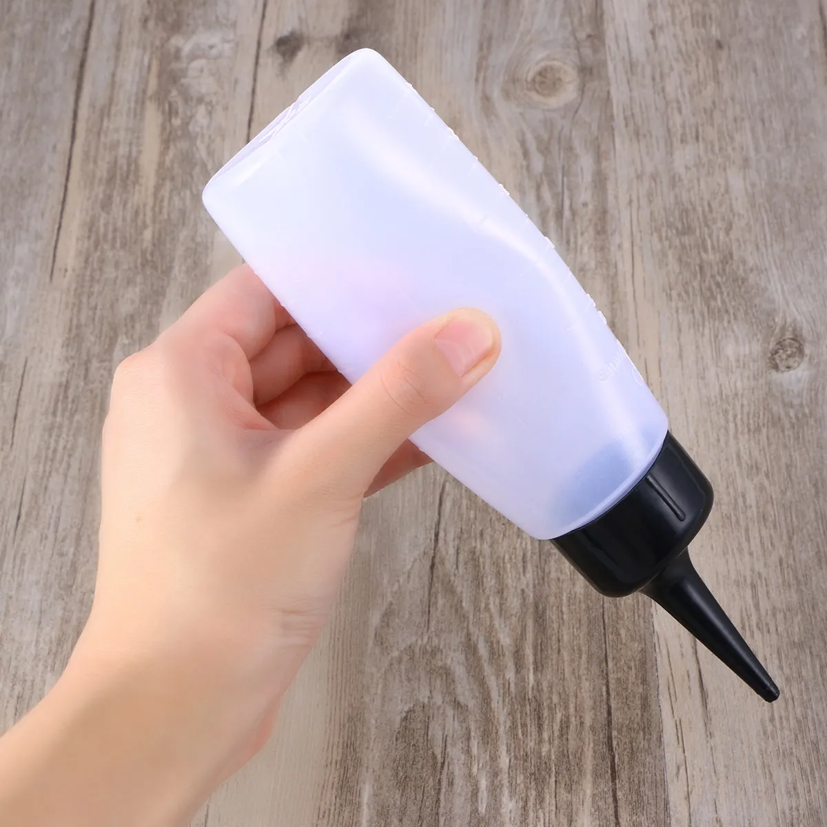 

2Pcs Hairdressing Dry Cleaning Pot Plastic Salon Container Large Capacity Refillable Bottle for Hair Dye Shampoo Conditioner