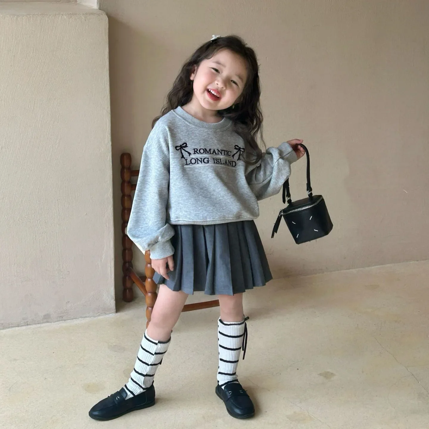 

2024 Autumn New Children's Clothing for Girls Embroidered Letter Bow Round Neck Pullover Sweater Pleated Skirt Two-piece Suit