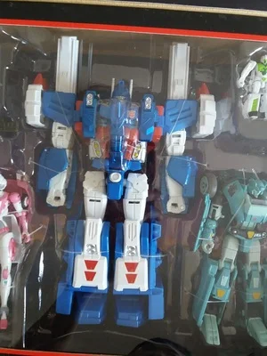 ในสต็อก TAKARA TOMY Transformers ของเล่น 30th ANNIVERSARY 1986 ภาพยนตร์ชุด Ultra Magnus ฤดูใบไม้ผลิถ้วย Arcee Long-winded Collection