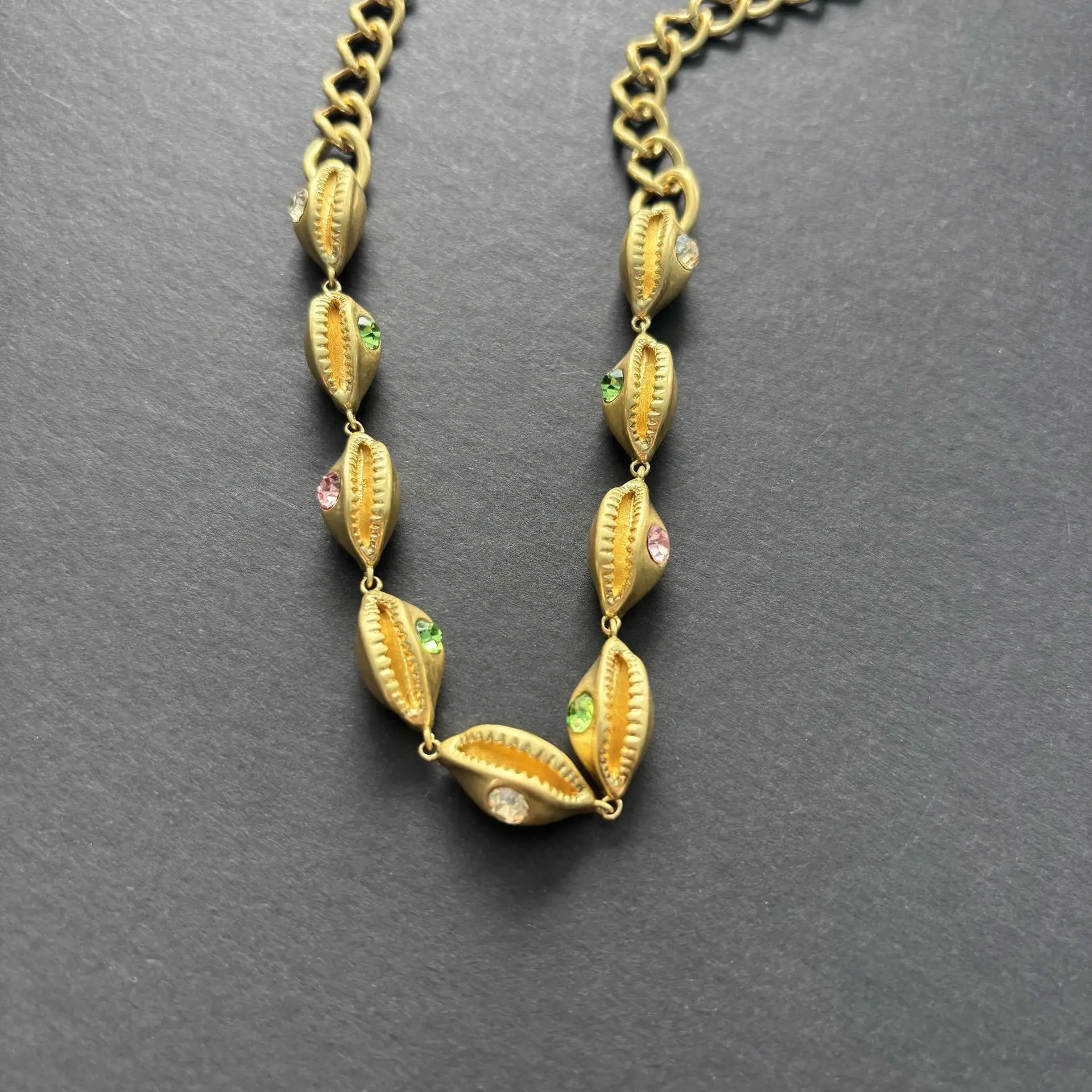 Os Gold-Plated Vintage Conch Shell Choker Women Ocean Style Multi‑Shell Color Rhinestone Inlaid Statement Party Necklace