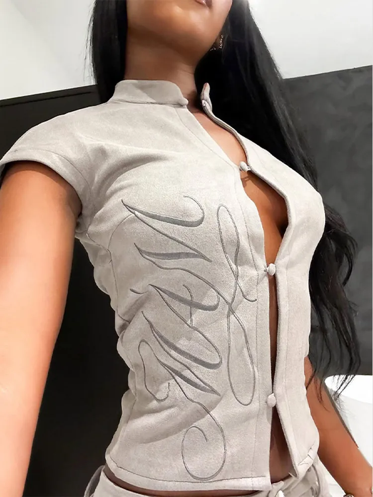 Ausgeschnittenes T-Shirt mit Buchstabenprint für Damen, Streetwear-Stil mit Stehkragen, Einreihig, Tailliertes Oberteil, Frühlings-Neuheit für Club und Party – Detail 15