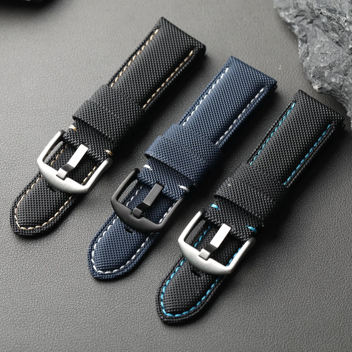 Handmade genuine leather carbon fiber patterned leather strap 20 22 24MM 26MM men's thick leather strap, retro style Watchband