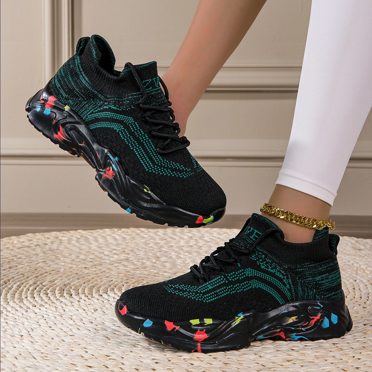 Ladies outdoor low-cut lightweight breathable fashion Joker platform to increase sports shoes casual shoes socks shoes.