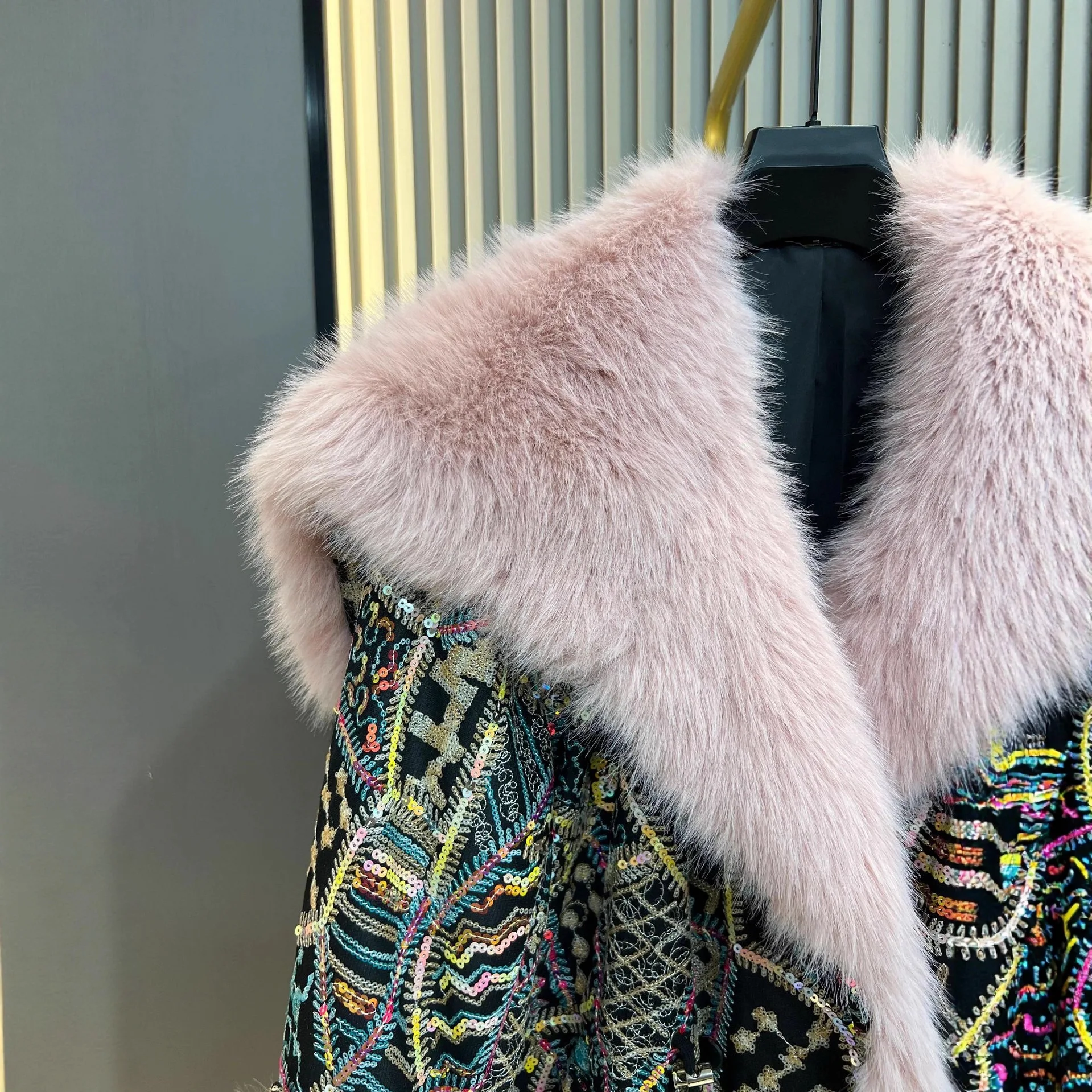 Winter New Fashion Heavy Sequin Imitation Fox Fur Collar Elegant Loose Warm Jacket Women Faux Fur Coat Fluffy Jacket