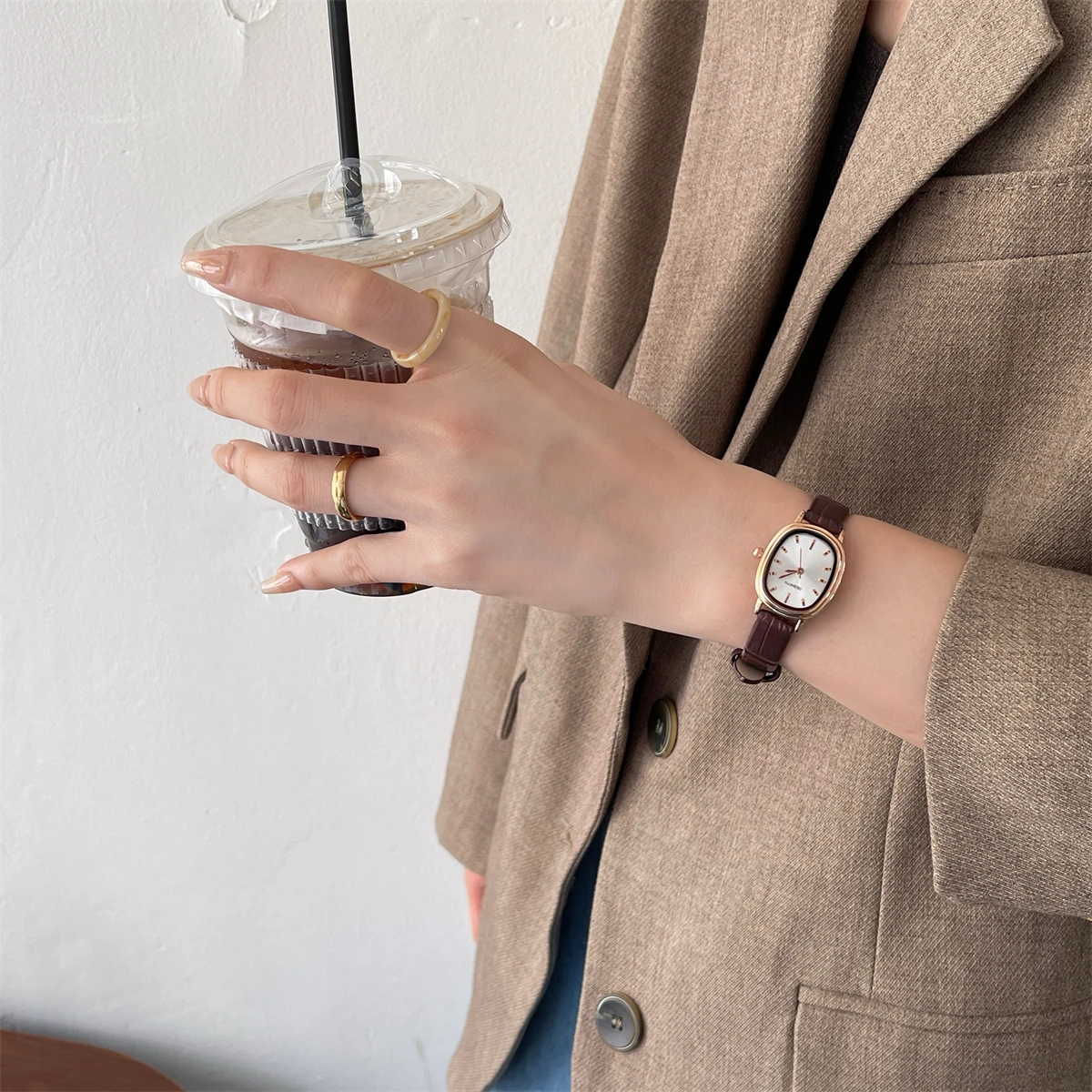 Oval-shaped women's watch with delicate small dial, Korean style, minimalist, light luxury, retro and artistic leather strap.