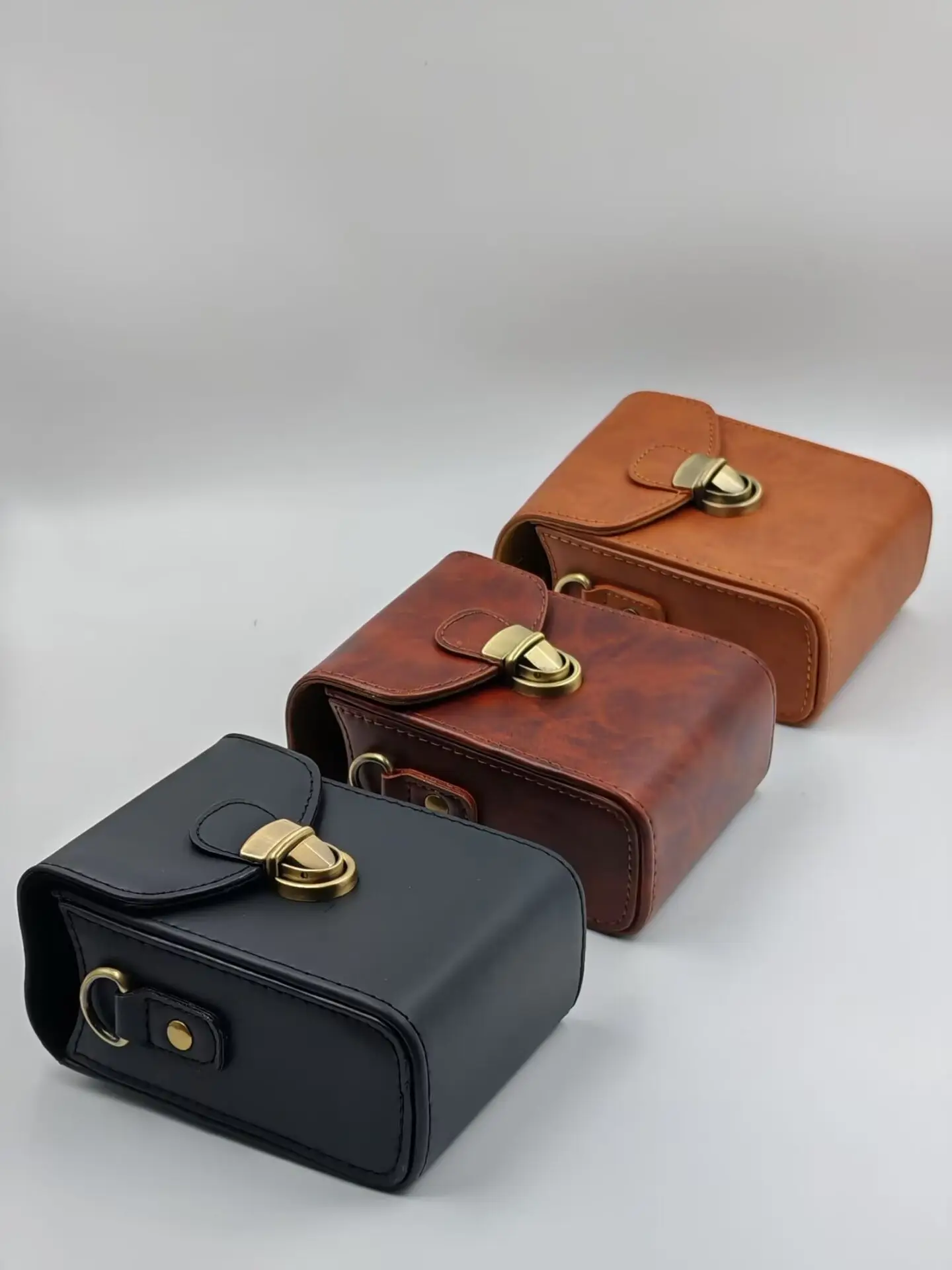 عالمي لسوني، كانون، ريكو، باناسونيك، فوجي، كاسيو، نيكون، سامسونج وكاميرات البطاقات الأخرى.