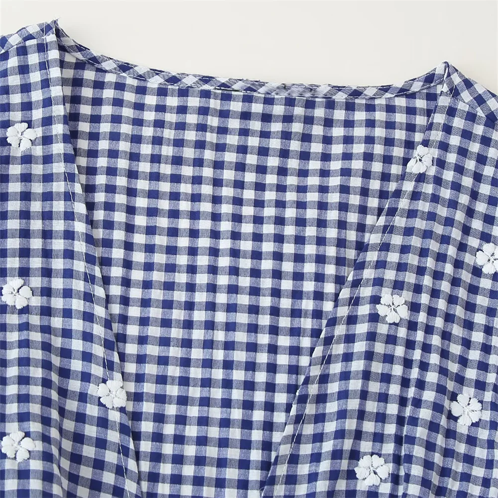 Verão novo feminino doce e versátil com decote em v mangas bufantes flor bordado pequena grade curto topo