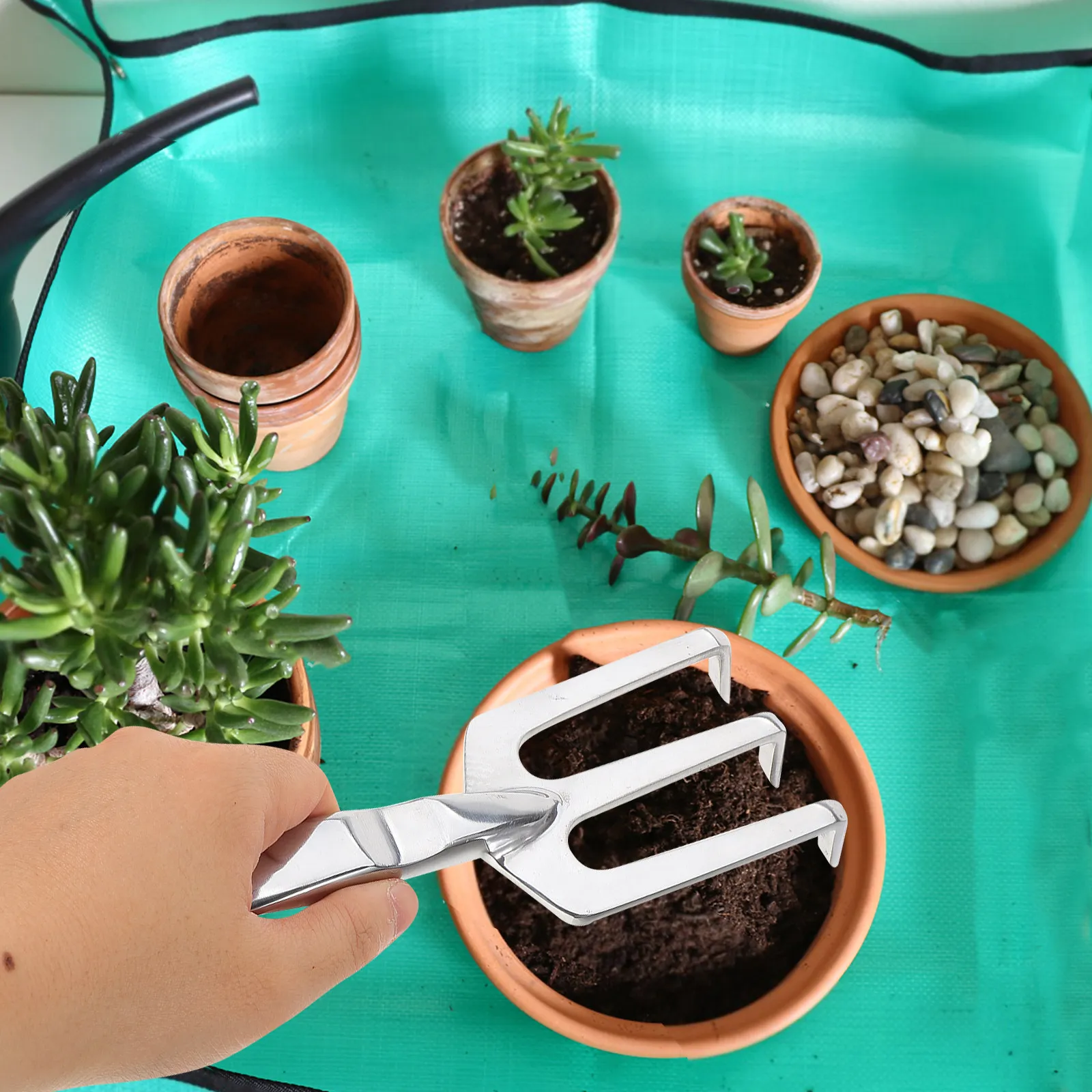 Small Garden Rake Aluminium Alloy Lightweight Portable Hand Rake Gardening Tool Multi-Use for Planting Soil Loosening Camping