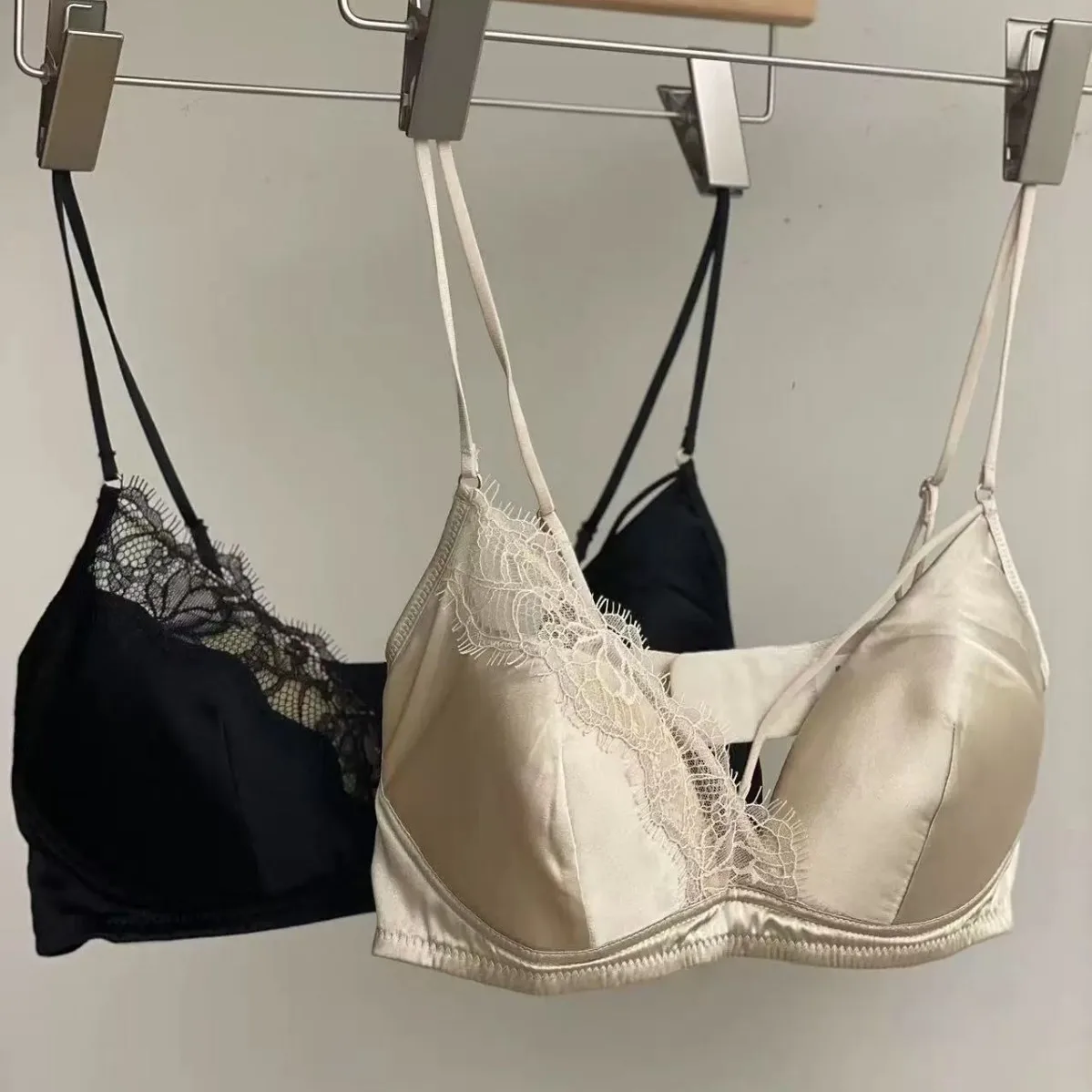 Sujetador de encaje de seda estilo francés para mujer, copa triangular sin aros, con efecto push-up para busto pequeño, lencería sexy de lujo con tirantes fijos