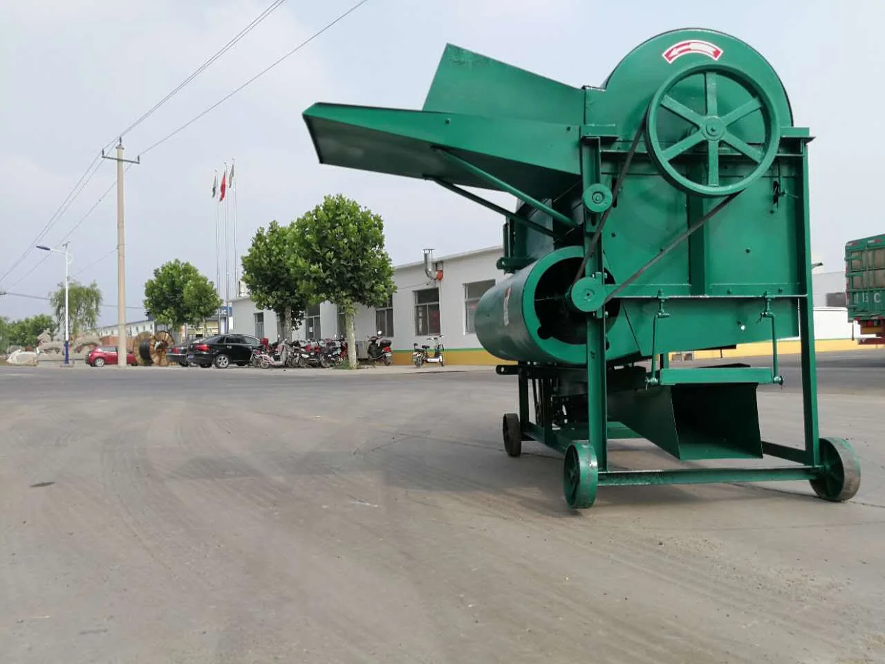 Large, medium and small dry and wet fruit picking machine Household peanut fruit picking machine