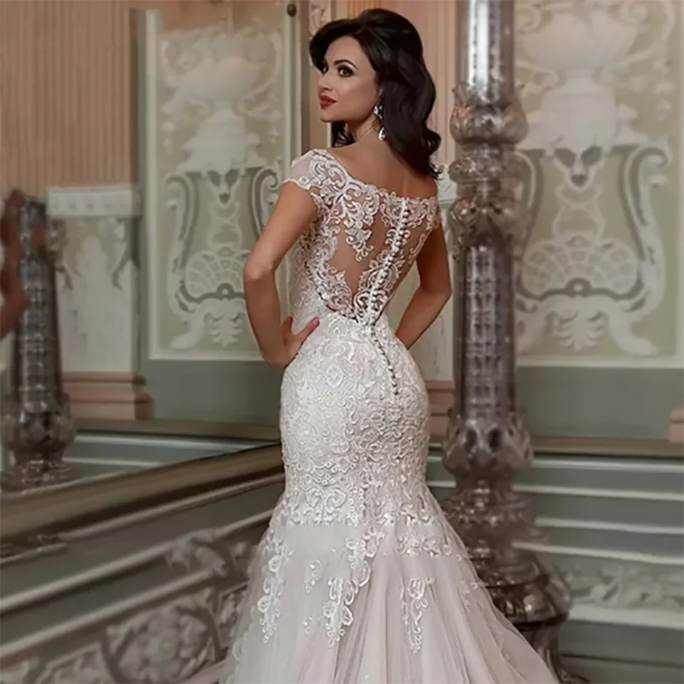 Abiti da sposa eleganti a sirena con scollo a barca e applicazioni in pizzo 2025 Bottoni Illusion Backless Sweep Train Abiti da sposa in tulle per le donne