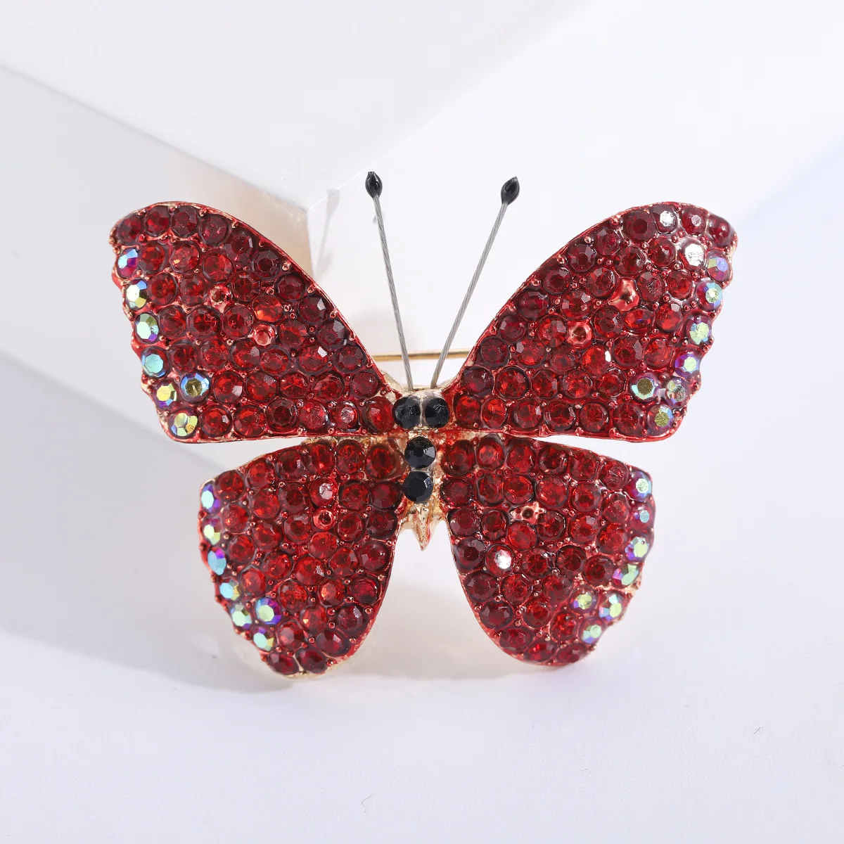 Broche de mariposa con diamantes de imitación para mujer, elegante Pin de insecto con personalidad para banquete de boda, regalo diario, ropa, traje, abrigo, joyería