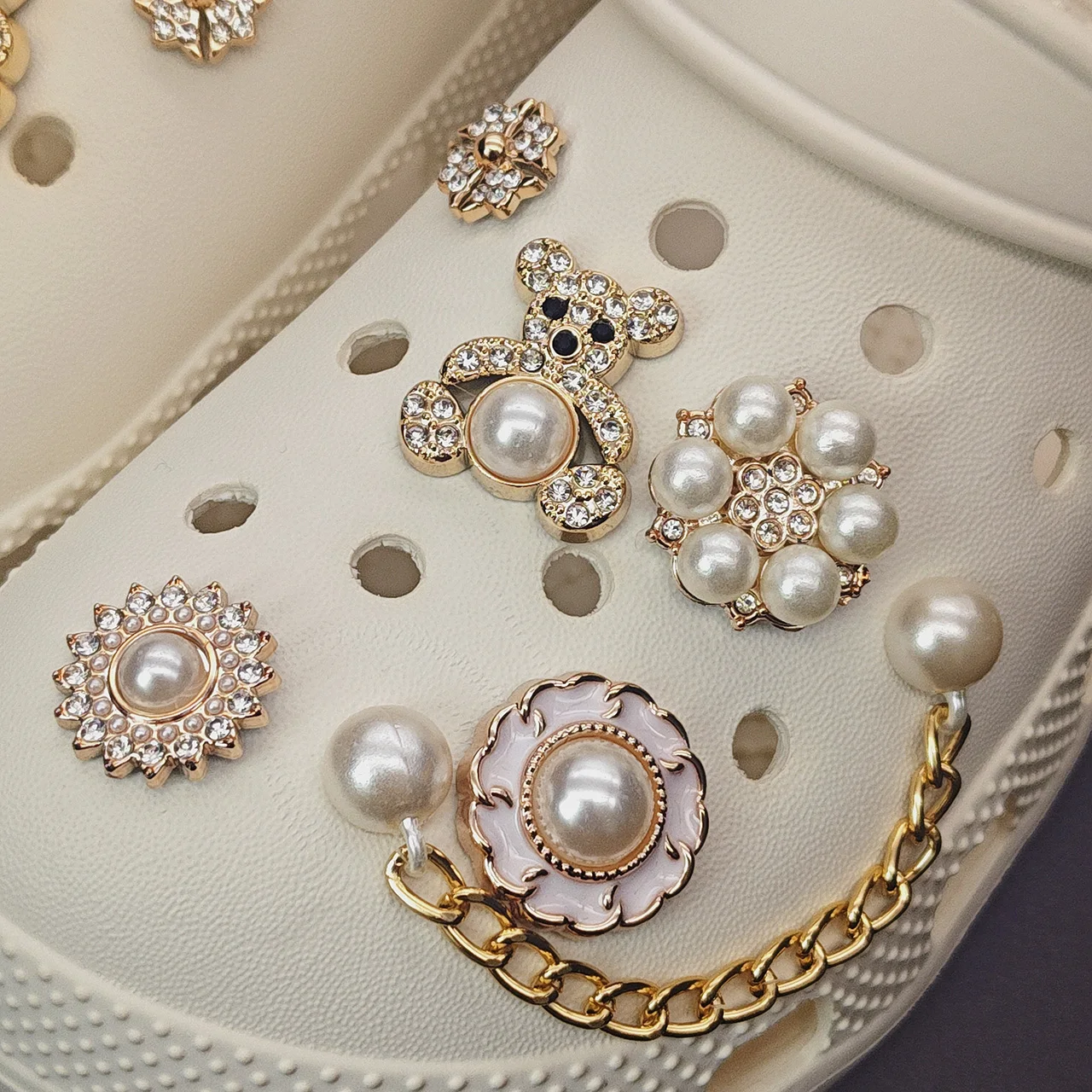 Moda złoty miś zawieszki do butów dla Crocs Rhinestone perła buty ogrodowe dekoracje damskie akcesoria obuwnicze dekoracje weselne