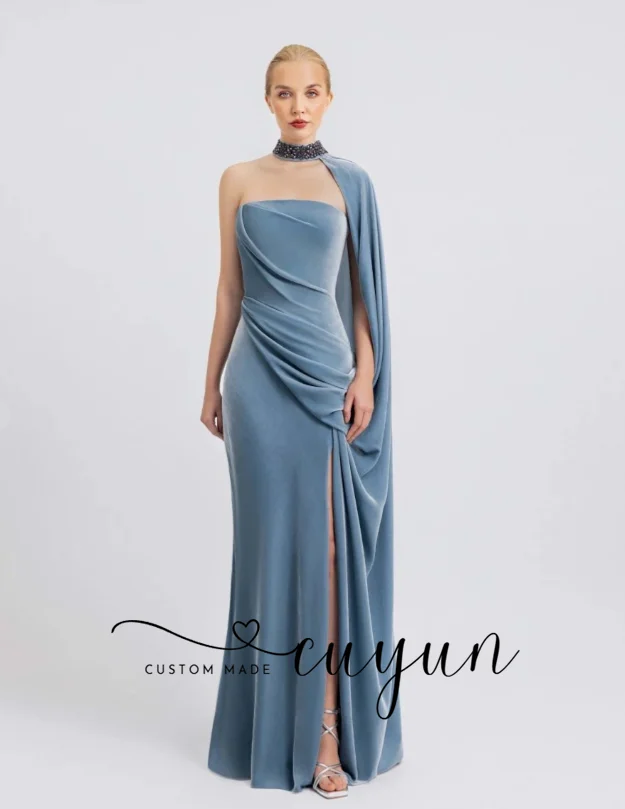 CUYUN Abito da sera da donna in velluto blu nebulizzato personalizzato con colletto con perline a fessura alta Abito da cerimonia lungo da ballo formale senza spalline