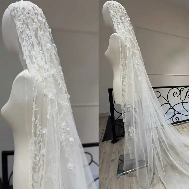 

Stunning Beadeds Wedding Veils One Layer Long Chapel Length Bride Veils 3D Appliques With Comb Customized Marriage Accessories