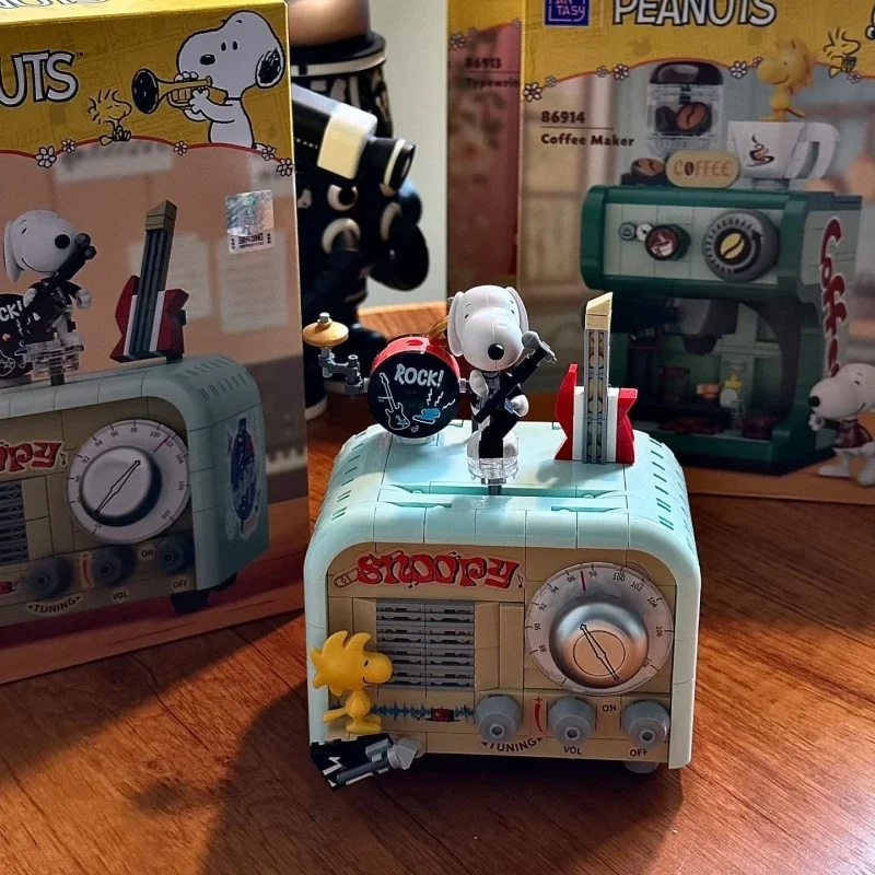 

New Snoopy Series Retro Splicing Block Recording Camera Set Construction Model Travel Vehicle Children's Festival Gift Toy