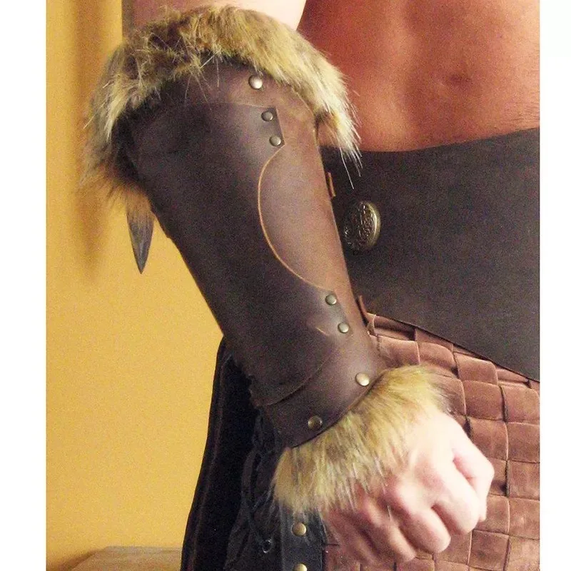 Medievale Viking Warrior bracciale in pelle Steampunk Fur Accents LARP Costume per uomo donna rivettato Arm Armor accessorio di Halloween