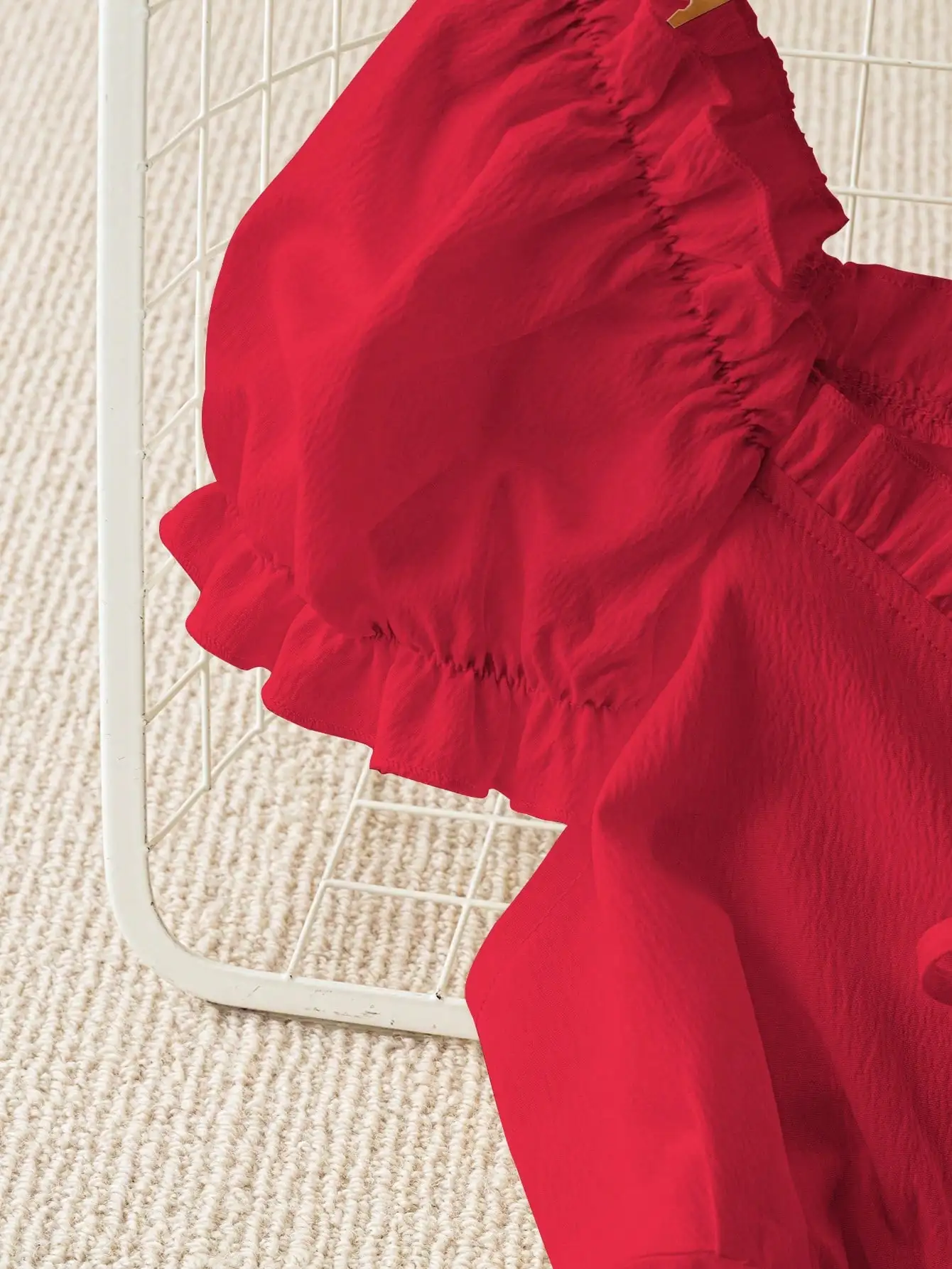 

Красная блузка с открытыми плечами, пышными рукавами, кружевной отделкой и бантом спереди