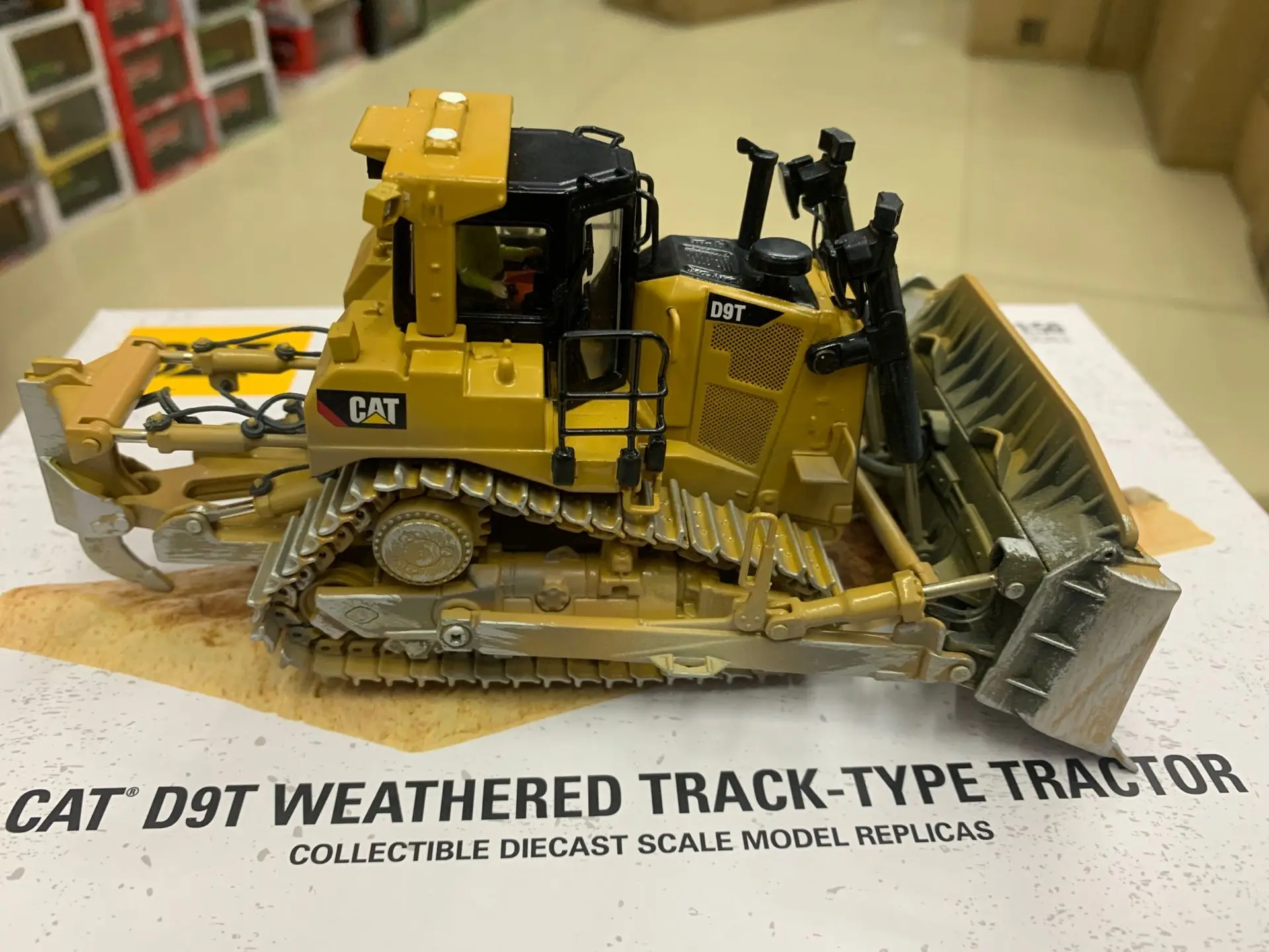 Diecast Masters 85702 D9T Weathered Track-Type Tractor 1:50 Scale Metal Model new