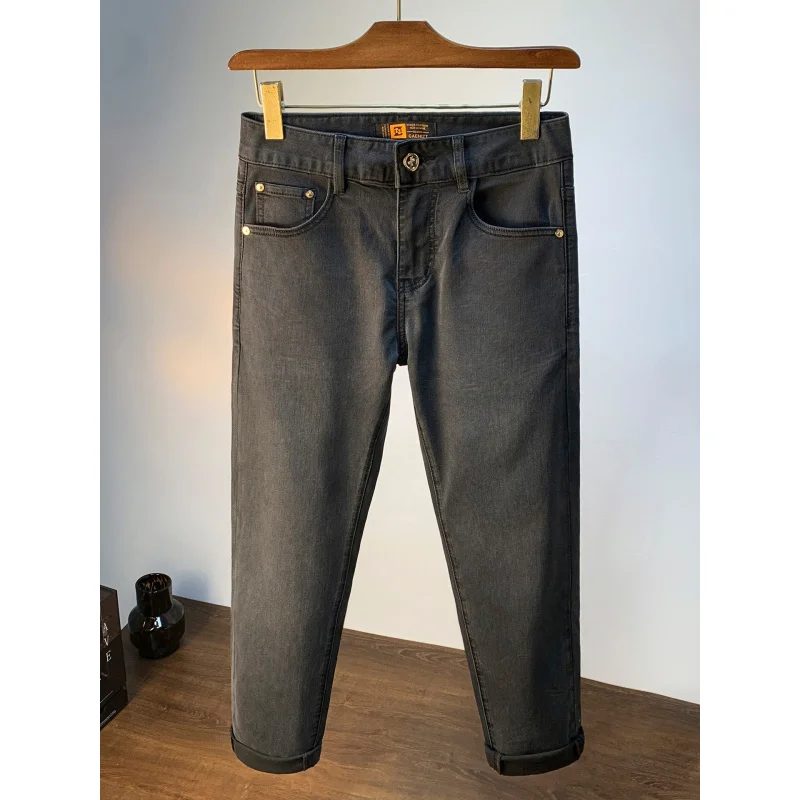 กางเกงยีนส์สีดำทรงตรงเล็ก สไตล์หรูหรา ระดับไฮเอนด์ สำหรับผู้ชาย รุ่นใหม่ล่าสุดประจำฤดูใบไม้ร่วงปี 2025 ทรงเข้ารูป สวมใส่ได้หลากหลาย สไตล์ลำลอง ความยาว 9 ส่วน