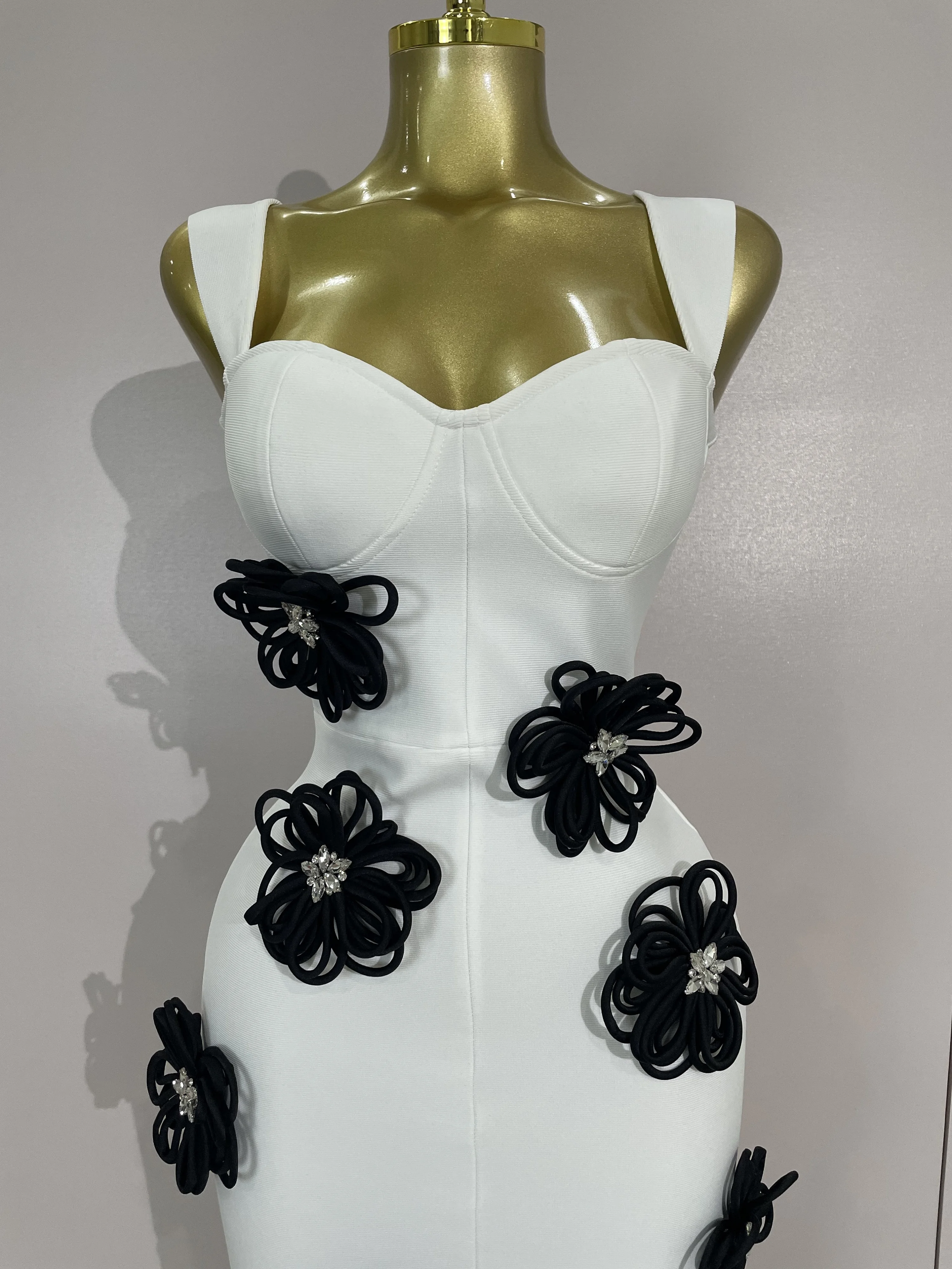 Elegancka, błyszcząca sukienka bandażowa z czarnymi kwiatami, białymi ramiączkami, długa, dopasowana do ciała, idealna na wieczorne przyjęcia, urodziny, bal, vestido.