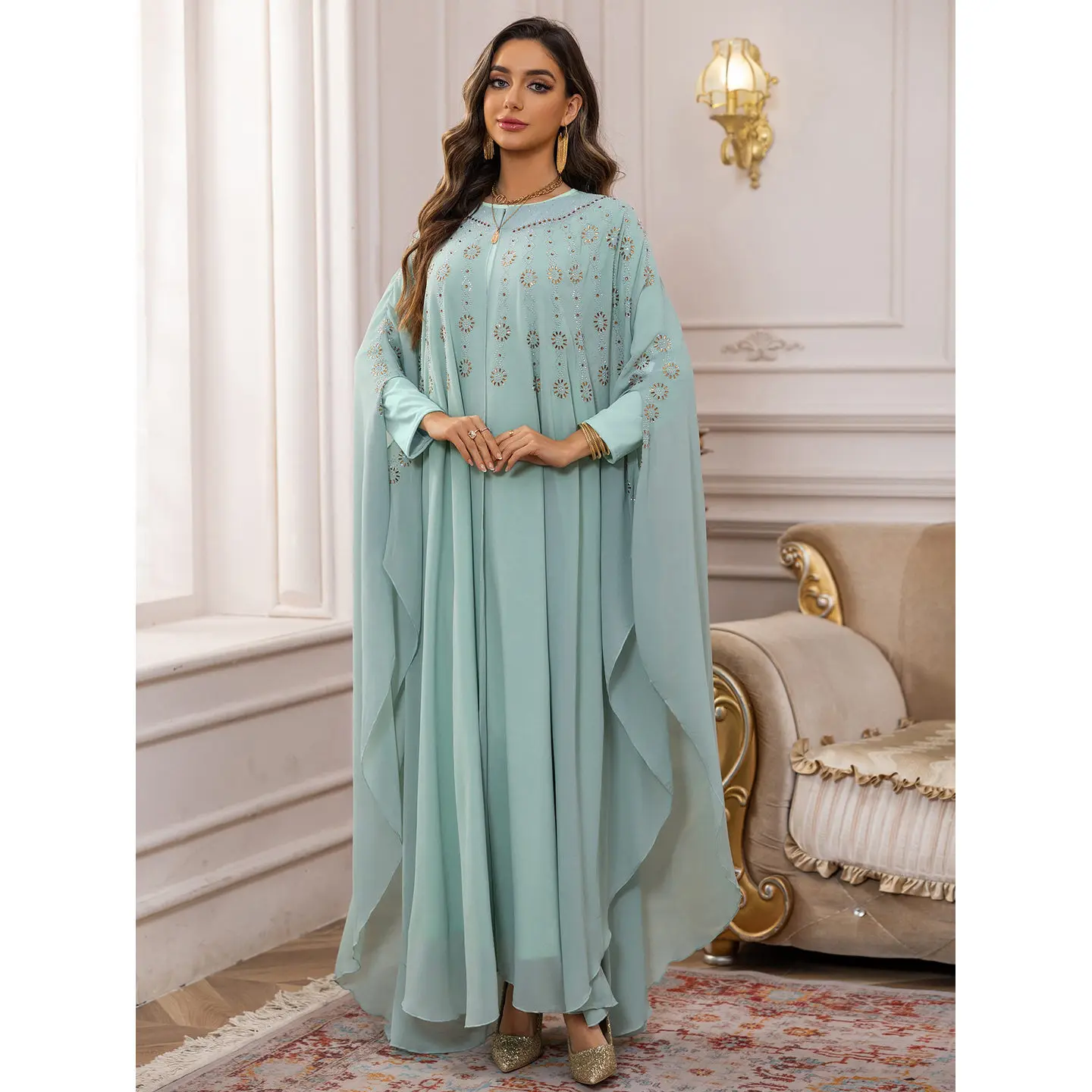 

Женский комплект: платье-накидка с длинным халатом, шарфом на плечи, рукавами «летучая мышь» и блестящими стразами. Мода Весна 2026