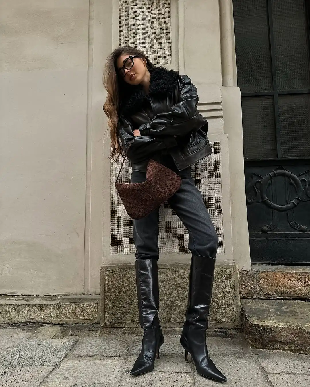 المرأة السوداء الفراء طوق بولي Leather سترة جلدية كامل الأكمام فضفاضة جيب سستة معطف قصير 2025 سيدة جديدة الخريف ملابس عالية الشارع