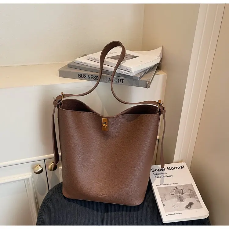 Minimalistische Kamelbraune Kunstleder-Bucket-Bag, genarbte Textur mit Schlossakzent, vielseitige Alltagstasche für Arbeit & Ausflüge – Detail 21