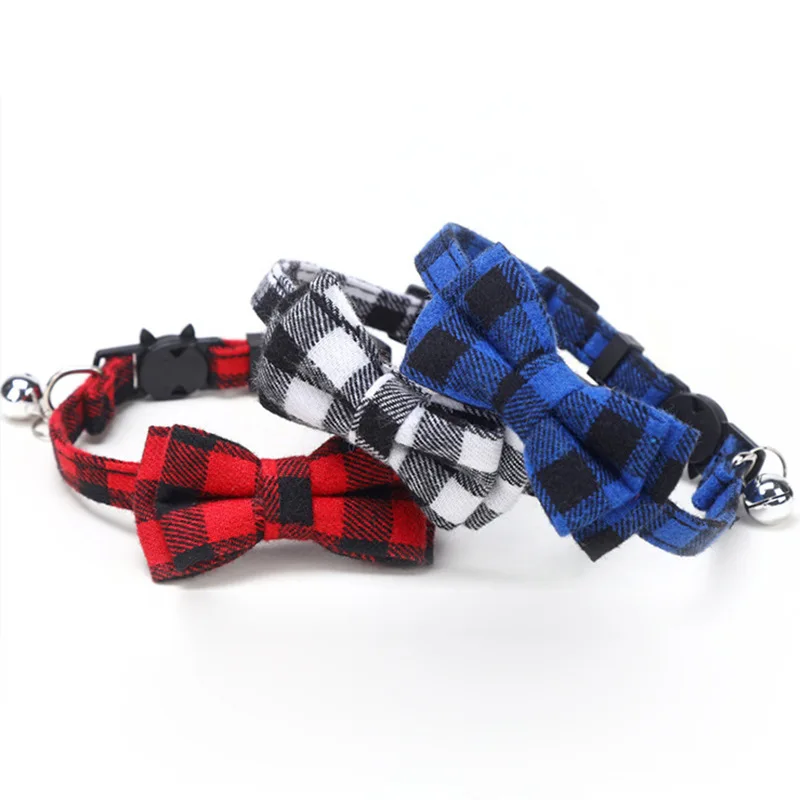 Collar de gato con lazo y campana, diseño a cuadros navideño rojo, elástico y ajustable, con lazo y campana pequeña para gatos.