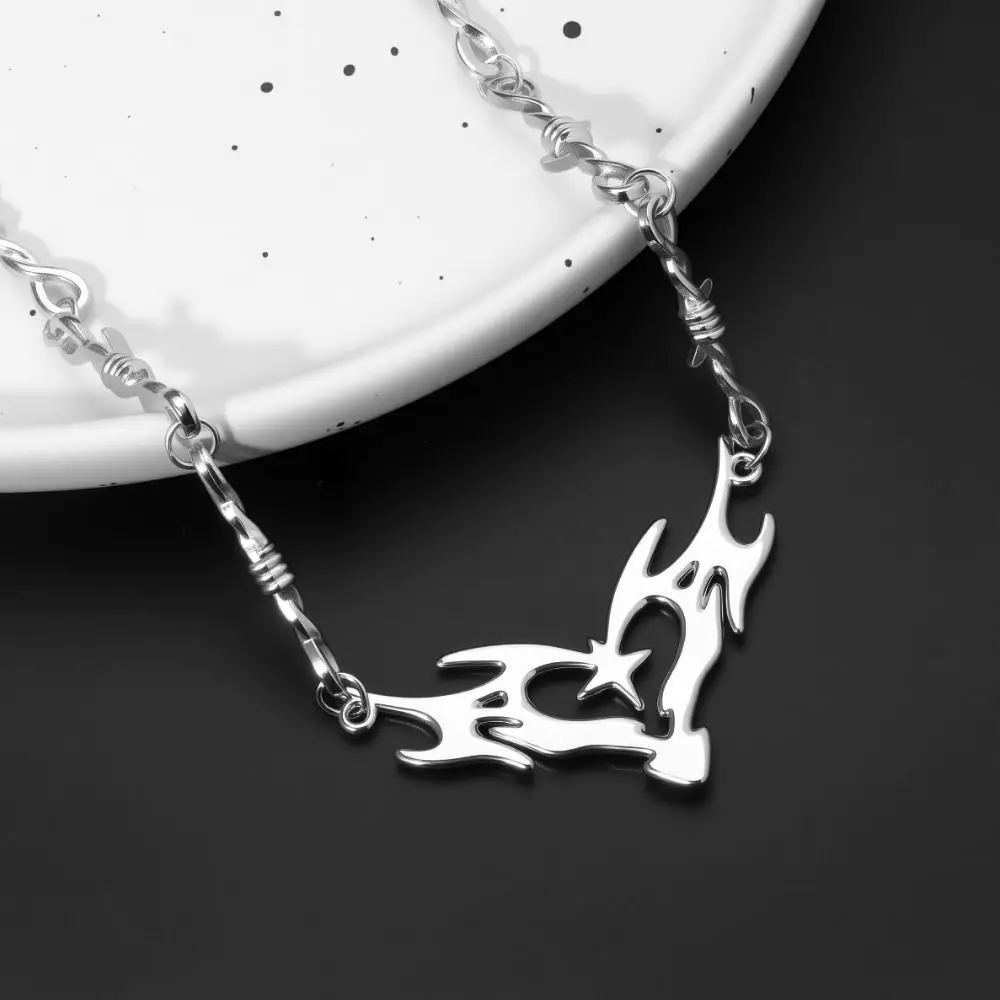 Barbed Wire Flame Heart Choker Hippie Charm Sweet and Cool Y2k Thorns Necklace Clavicle Chain Alloy Gothic Necklace Jewelry Gift