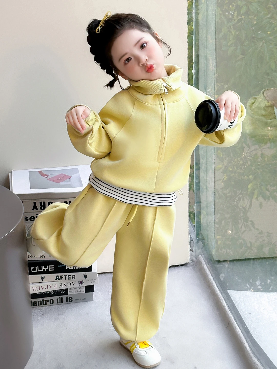 

Комплект для девочек: весенний повседневный костюм из жилетки с длинным рукавом и воротником, широких брюк и футболки, с высокой талией