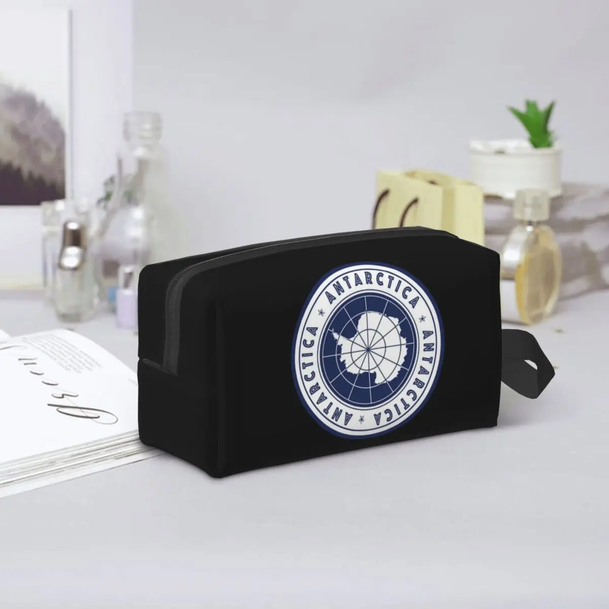 

Round Antarctica Flag Design - Blue Makeup Bag Cosmetic Organizer Storage Dopp Kit Toiletry Cosmetic Bag for Women Beauty Travel