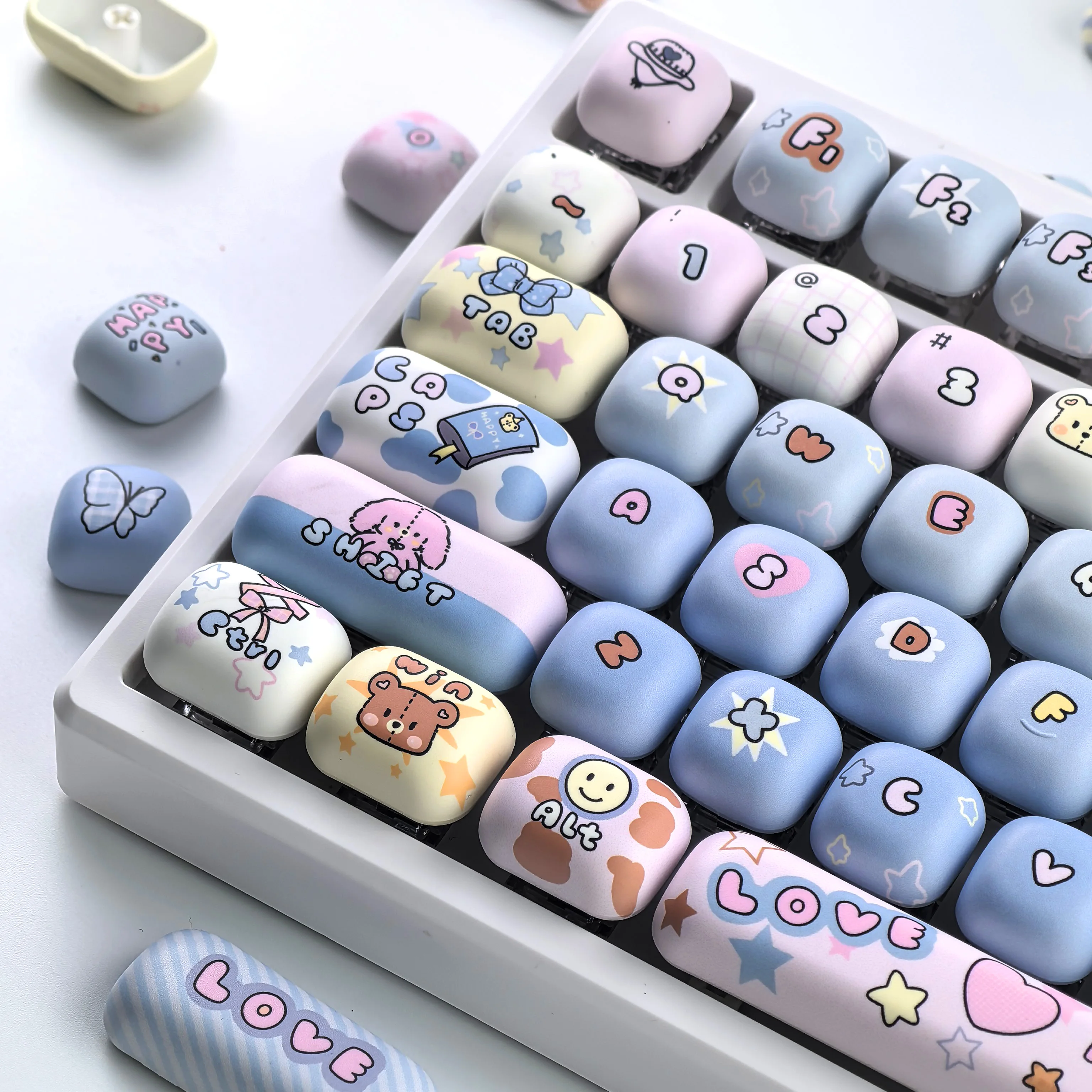 

MAIMOOO Cute Keycaps Pink Blue And Yellow Dollhouse Style 135 Keys Mog Pbt Personalized Aula Ajazz Keyboard Keycaps