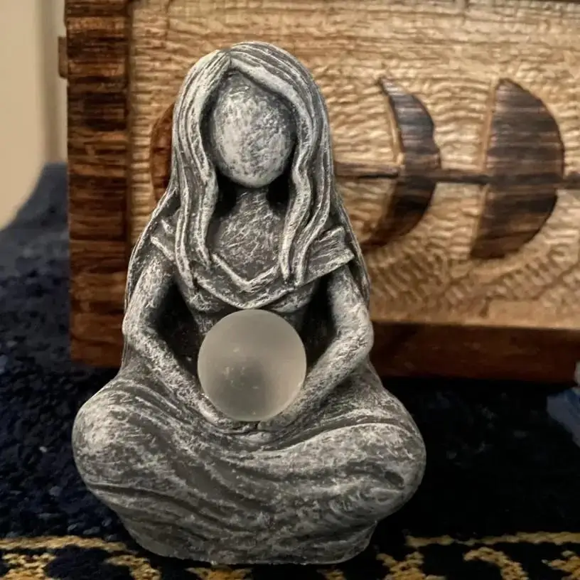 A magnificent moon goddess statue, the perfect fairy decoration, suitable for home and garden, a unique gift idea.