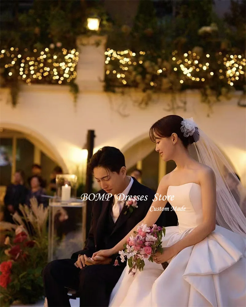 ストラップレスのサテンのウェディングドレス,地面の長さ,花嫁のドレス,コルセット,バックベール,カスタム,韓国の写真,BOMP-Aコレクション