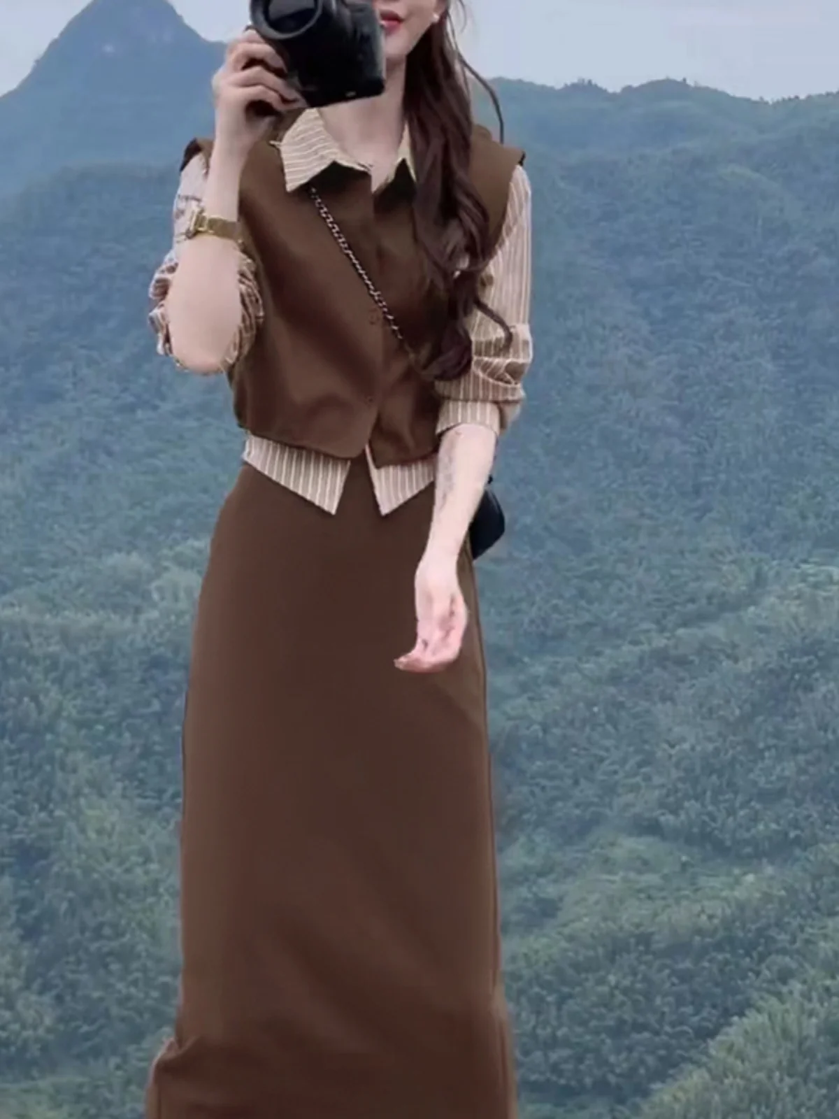 엘리 슬리밍 스트라이프 테르 네 미디 스커트 여성 패션 세트 2024 가을 신상품 투피스 폴리에스터 섬유