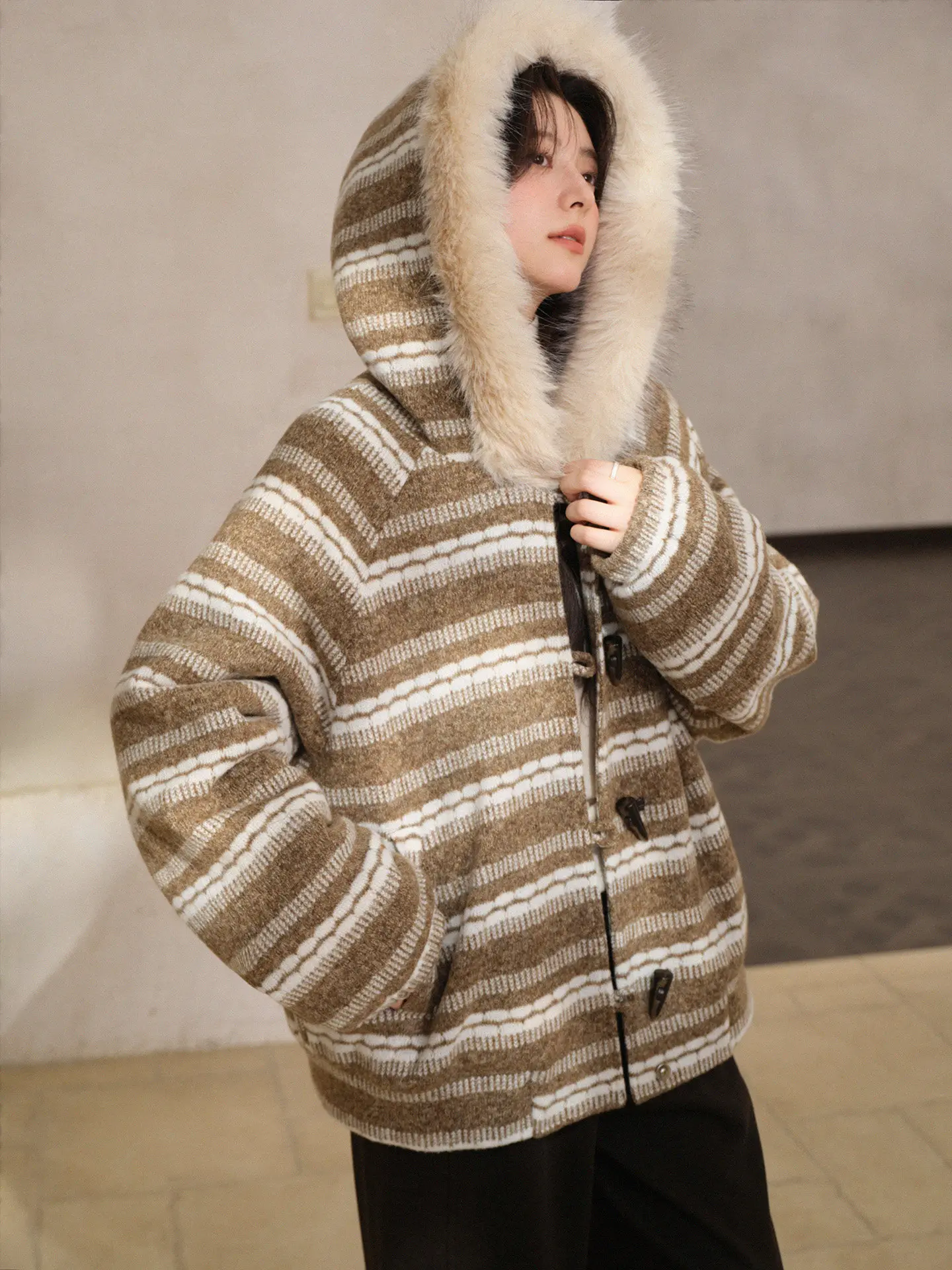 เสื้อโค้ทสั้นมีฮู้ดลาย Fair Isle สำหรับผู้หญิง สวมใส่สบาย ลายทาง เสื้อแจ็คเก็ตฤดูหนาว ติดกระดุมแบบ Toggle ให้ความอบอุ่น สไตล์ลำลองสบายๆ สำหรับใส่ในชีวิตประจำวันและเดินเล่น