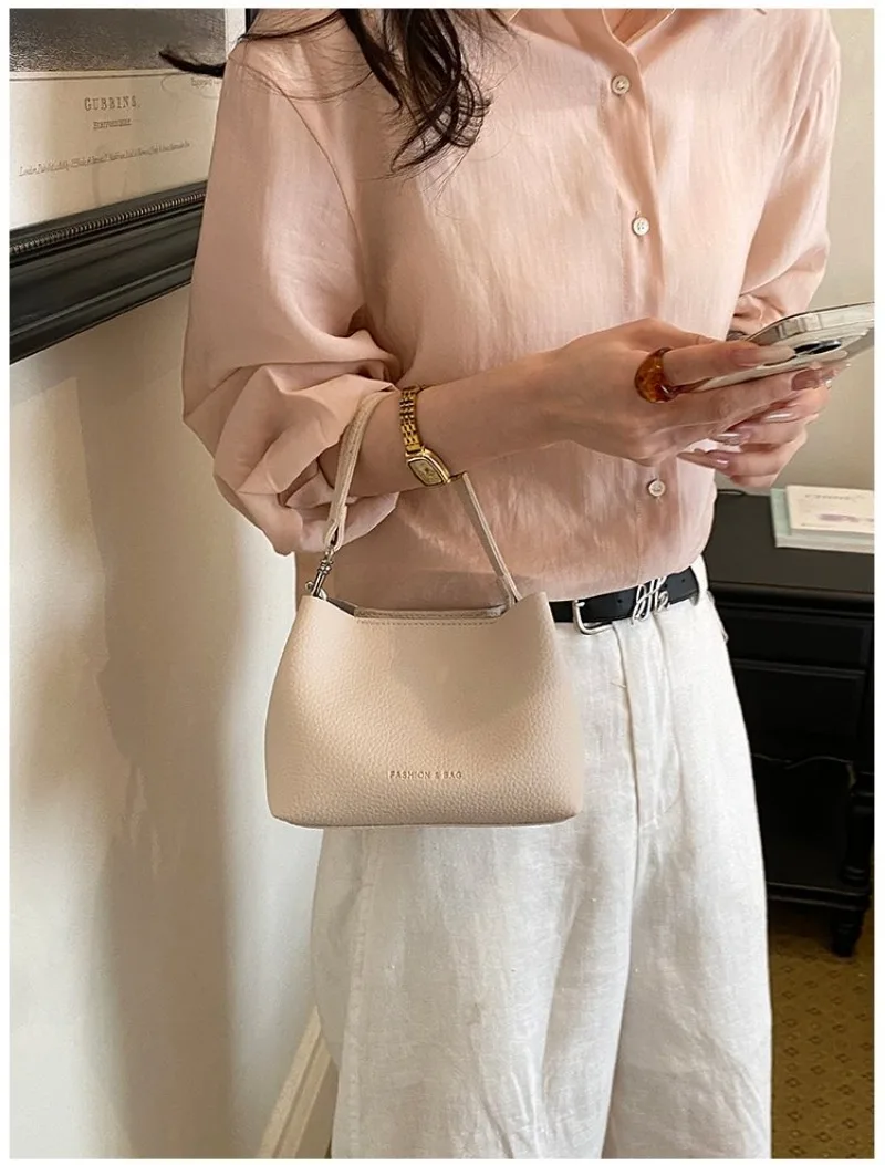CEEKAY Minimalistische Mini-Eimertasche aus genarbtem, lederähnlichem Leder mit Aufdruck, leicht und tragbar, als Umhängetasche oder Schultertasche für Kaffeebraun – Detail 14