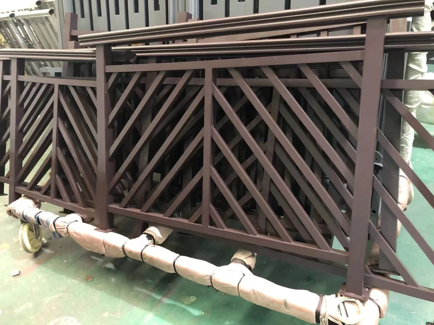 تصميم درابزين من الألومنيوم مخصص لدرابزين سطح درج الشرفة بارتفاع 6 أقدام مع خشب معالج بالضغط الطبيعي