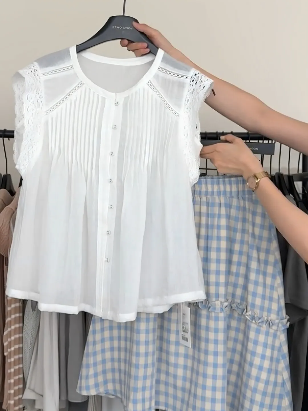 

Girls Style round Neck Lace Patchwork Sleeveless Shirt Women Summer New White Pleated Design Sense Top French Style Slim Fit