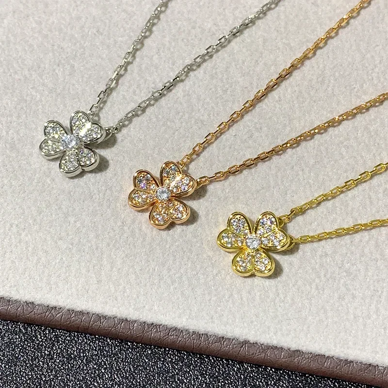 

Новинка 2025, ожерелье с бриллиантами, высокое качество, популярные женские ювелирные изделия, модная легкая роскошная цепочка на ключицу с высоким смыслом клевера, женская цепочка