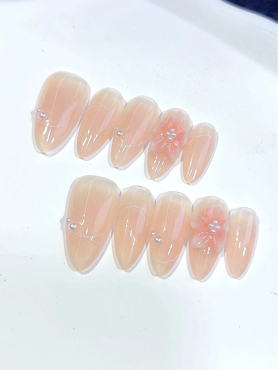 เล็บปลอมสีชมพูนู้ดประดับดอกไม้ 3 มิติ มุก และคริสตัลทรงอัลมอนด์ สำหรับผู้หญิง (C442)