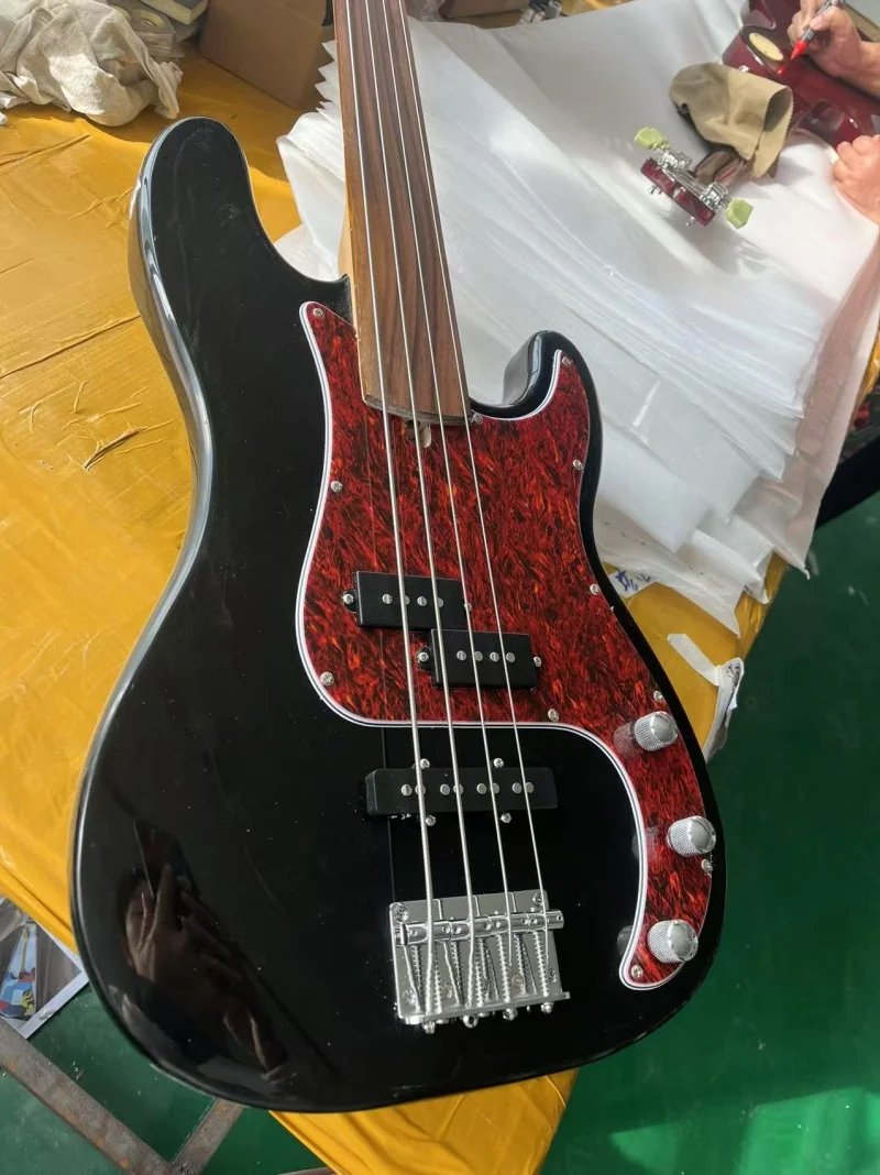 

Black 4-string electric bass，Rosewood fingerboard ，Silver hardware，Red sunflower pickpocket，Solid wood quality,Free delivery